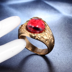 Makroaufnahme eines Vintage-Herrenrings aus Gold-Edelstahl mit großem rotem Stein