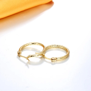 Boucles d'oreilles créoles dorées en acier titane avec texture spirale torsadée élégante