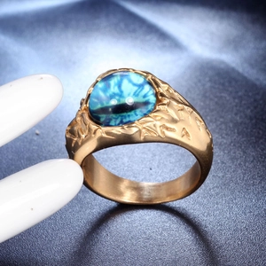 Makroaufnahme von Vintage-Edelstahlring mit türkisem bösen Blick Steinbesatz in Gold