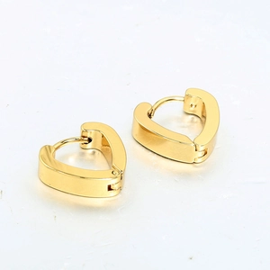 Boucles d'oreilles créoles cœur dorées minimalistes avec finition métallique polie brillante