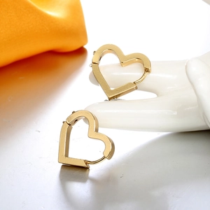 Boucles d'oreilles créoles dorées en forme de cœur pour femmes au design minimaliste