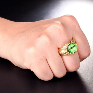 Makroaufnahme eines Vintage-Drachenaugenrings in Gold mit grüner Pupille und Schuppen
