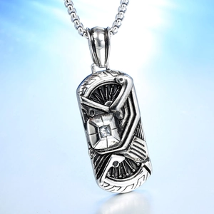 Dettaglio del ciondolo Odin in acciaio vintage con design a ruota e pietra di zirconia