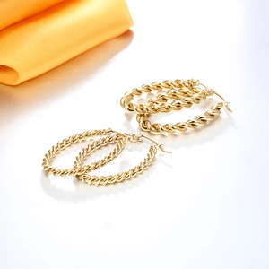Boucles d'oreilles créoles torsadées en forme de U plaqué or 18k avec ruban jaune