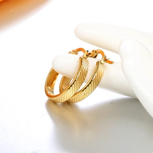 Boucles d'oreilles créoles minimalistes en acier titane plaqué or 18K avec motif texturé