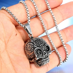 Gothic Totenkopf-Anhänger aus Vintage-Stahl mit filigranen Blumen-Schnitzereien