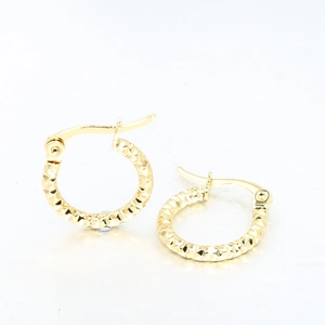 Minimalistische Creolen mit 18K Vergoldung und geometrischer Textur für den täglichen Look