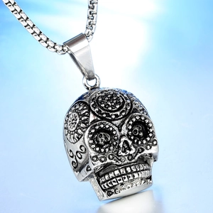 Gotische Retro-Totenkopf-Halskette aus Edelstahl in Silber mit floralen Gravuren
