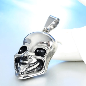 Ciondolo teschio d'argento con sorriso esagerato per stile hip hop e gotico punk