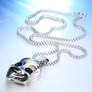 Collana con ciondolo teschio in acciaio al titanio lucido in stile street e gotico