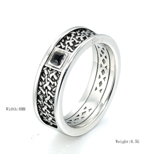 Detail of 8mm vintage men's ring with Celtic knot pattern and square black gemstone