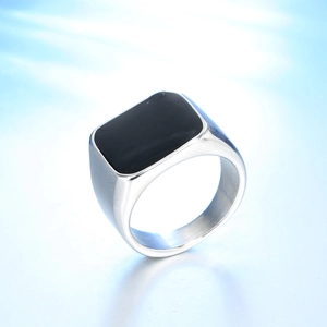 Vista dettagliata di un anello a sigillo da uomo in acciaio con smalto nero rettangolare