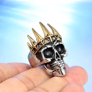 Herren-Ring im Gothic-Punk-Stil mit Totenkopf und goldener Krone aus Edelstahl-Optik