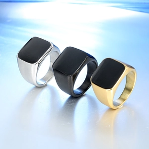 Tre anelli da uomo in acciaio inossidabile color oro, argento e nero con inserto nero