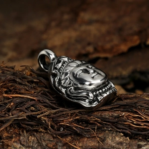 Pendentif tête de Bouddha vintage rétro avec finition oxydée noire sur fond en bois rustique