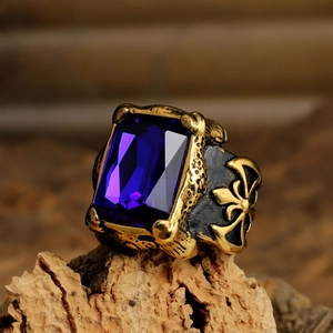 Dettaglio anello vintage da uomo con pietra blu e stemma dorato inciso