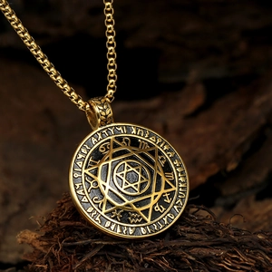 Pendentif amulette viking hexagramme doré avec runes sur fond de bois sombre