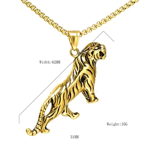 Détails du pendentif tigre doré avec dimensions 62mm x 31mm et chaîne gourmette