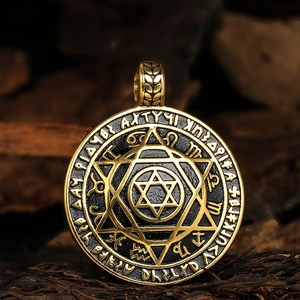 Gros plan du pendentif hexagramme viking avec signes du zodiaque et gravures mystiques