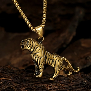 Collier avec pendentif tigre doré aux rayures noires sur un fond en bois texturé