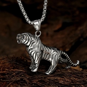 Collier avec pendentif tigre en acier inoxydable robuste sur un fond de bois rustique