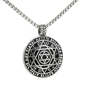 Collier avec pendentif hexagramme Viking en acier inoxydable vintage sur fond blanc