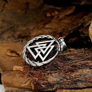Collier pendentif Valknut viking en acier inoxydable rétro sur fond de bois naturel