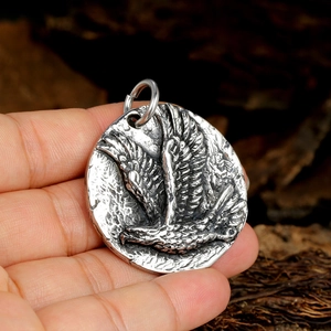 Gros plan détaillé d'un pendentif totem aigle vintage avec finition argentée antique