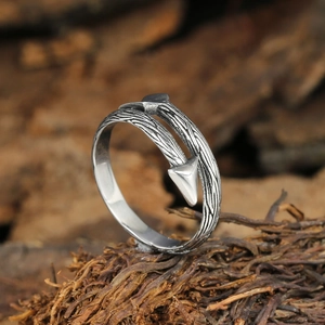 Vintage silver titanium steel arrow ring with unique wood grain texture for men and women