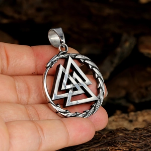 Vue macro d'un pendentif Viking Valknut avec texture en relief dans la main