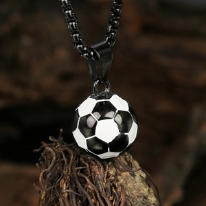 Collier avec pendentif football en acier inoxydable et chaîne box noire sur bois