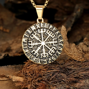 Goldene Wikinger Vegvisir Kompass-Anhänger-Halskette mit nordischen Runen auf Holzgrund