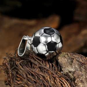 Détail macro du pendentif ballon de football en acier inoxydable poli et émail noir