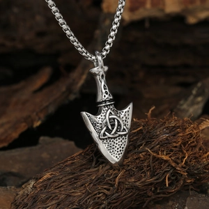 Collier flèche Viking vintage avec nœud celtique et chaîne box sur bois rustique