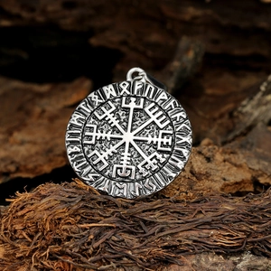 Vintage Wikinger Vegvisir Kompass Anhänger aus oxidiertem Edelstahl auf Holzgrund