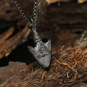 Collier pointe de flèche vintage avec nœud celtique en métal noir sur bois rustique