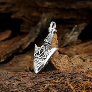 Pendentif pointe de flèche avec nœud celtique en acier argenté sur fond bois