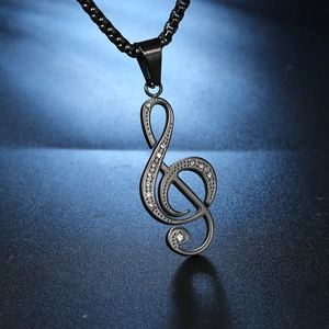 Collier avec pendentif clé de sol en acier inoxydable noir orné de cristaux brillants