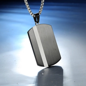 Pendentif plaque d'identité bicolore noir brossé et argent sur chaîne box en acier