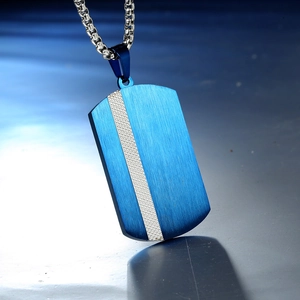Collier pour homme avec plaque en acier inoxydable bleu brossé et motif quadrillé argenté