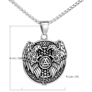 Vintage Viking hanger met raven, Valknut symbool en runen aan een roestvrijstalen ketting