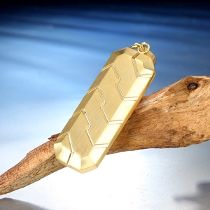 Herren Anhänger aus Titanstahl in Gold, rechteckig mit geometrischen Stufen auf Holz