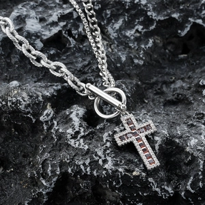 Collier homme en acier titane avec pendentif croix rouge et chaîne vintage à bascule