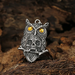 Collier rétro punk avec pendentif hibou et crâne en argent et strass jaunes