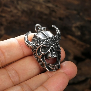 Pendentif crâne gothique pour hommes en acier inoxydable oxydé avec cornes de diable