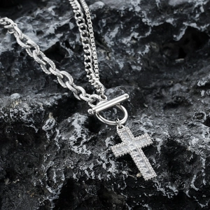 Collier pendentif croix pour homme en acier titane avec zircon et double chaîne à fermoir T
