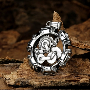 Pendentif steampunk en acier inoxydable avec engrenages mécaniques sur bois rustique