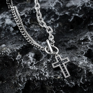 Collier croix en titane argenté avec gemme noire et fermoir à bascule OT décoratif