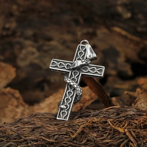 Pendentif croix argenté vintage avec serpent enroulé et texture de chaîne gothique