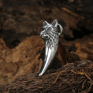 Pendentif tête de loup vintage en acier inoxydable avec gravure détaillée sur bois naturel
